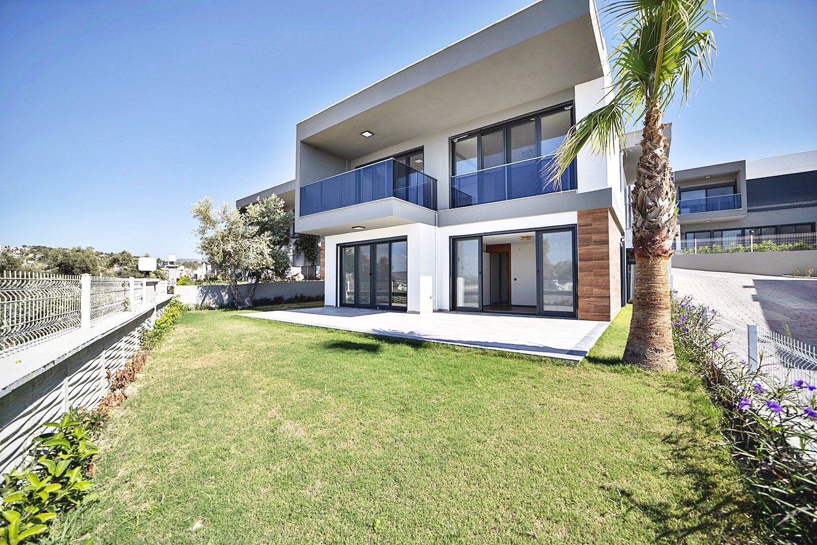 Satılık 3+1 Site İçinde Denize Yakın Sıfır Villa Kusadasi Karaovada