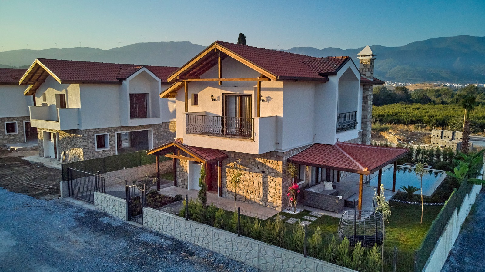 Kusadasinda Satılık 3+1 Müstakil Havuzlu Deniz Manzaralı Yazlık Villa 