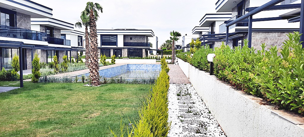 Satılık 3+1 Villa Kusadasi Davutlarda Plaja 700 Metre Sıfır Havuzlu Villa 