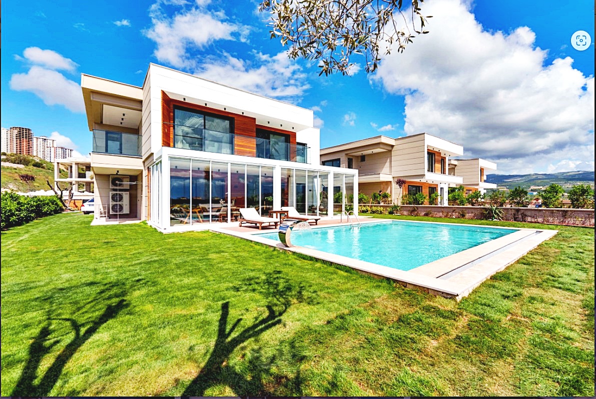 Satılık 4+1 Villa Ful Deniz Manzaralı 800m2 Arsa içinde Tam Müstakil Kuşadası Merkezde